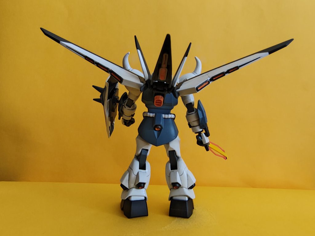 グフイグナイテッドは、専用機には量産機とは違うバーニアノズルの配色がされているんですよね、コクピットの小窓（？）も違います。また、シールドが腕から浮いてしまってる感がなんとか出来ないかなあって思いました。