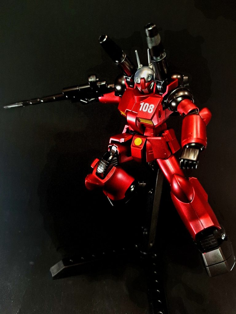 格闘支援用MSとして割り切った設計によって近接用兵器はオミットされており、また機体強度そのものはこちらの方が若干高い事も有って、接近してくるMSに対しては殴る蹴るなどの原始的な戦い方で応戦する。