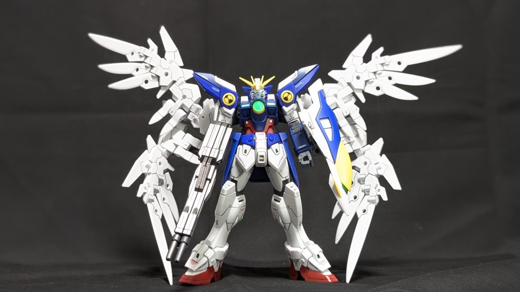 素立ちの状態ですᕙ(  • ‿ •  )ᕗ  一応床に羽が付いていますが、こう見えて羽が軽めなので自由に羽の形状を変えて立たせることもできます(*´艸`*)