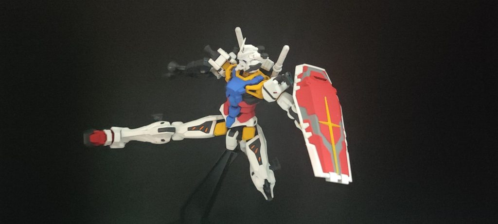 01と戦闘中の蹴りシャアと言えば蹴りですよね意外に足の黄色のパーツが腰パーツと干渉してポーズが難しかったです