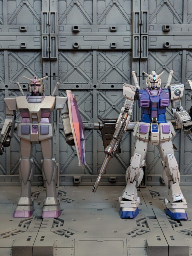 以前制作したリアルグレードver.2.0と。２体とも同スケールの同じモビルスーツ、同じくガンプラ45周年の記念碑的製品ですが、大分解釈が異なっていて興味深いです。最後までご覧いただきましてありがとうございました。