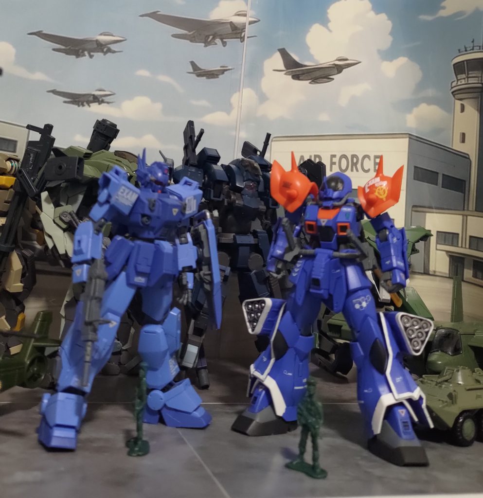 投稿予定のライバル機と、ブルーディスティニー1号機はmercariで頭部に真鍮線加工してある物をお譲りしてもらいデカールなどを貼り付けたのちにトップコート（つや消し）を吹きました。