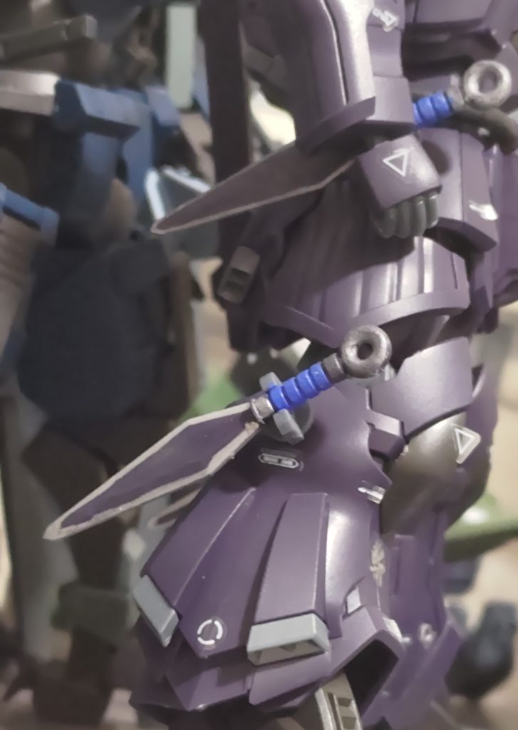 マーカーペンとマーカーペンから取り出した塗料で部分塗装したコールドクナイです、ここが一番手を入れたかな？全体的に手抜きですが.....