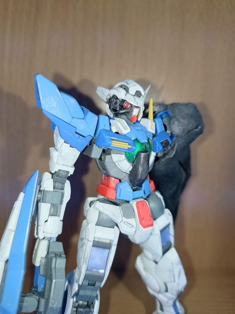 破損し刹那が改修した右顔面はジャンクパーツでそれっぽく作成設定だとティエレンのモノアイのカメラアイは何かのF91のビームサーベルの柄を使用設定よりデカいけど目立つ部分だしこれはこれでアリかなと