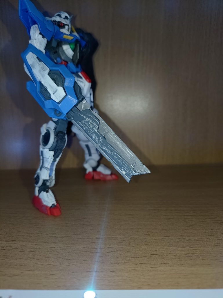 折れたり欠けたりしてるGNソードはアニメ本編を見ながらニッパーで切ったりデザインナイフでえぐったりして再現