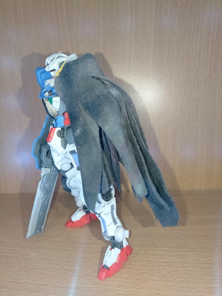 左肩のマントは筆に付いたり小皿に残った塗料を拭うのに使っていたウェスをいい感じに切って使用