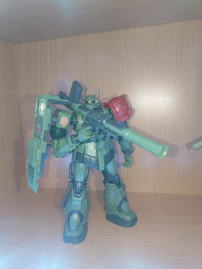 こいらはルショーン機無識別型ザクルショーン機とセットでプレバンでした左肩以外は見慣れカラーリングバズーカを装備してますがマシンガン、ヒートホークも付属しました