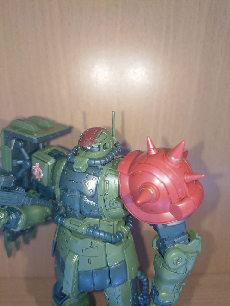 チャブス機は赤い頭頂部とショルダーアーマーに増設されたスパイクが特徴映像で見ると赤い頭頂部は掠れたような塗装でしたが再現できたかは微妙なところ