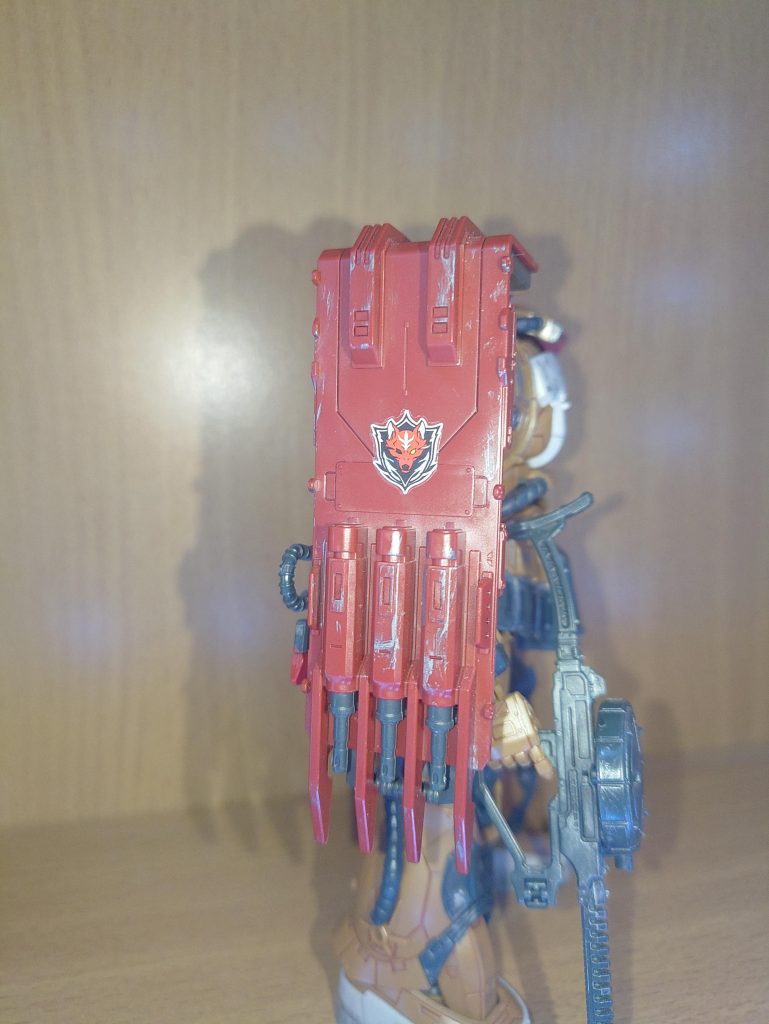 復讐のレクイエムのザクの特徴的なシールドスパイクやマシンガン?もあって他のザクと比べると攻撃的なデザインにレッド・ウルフ隊の隻眼の狼の部隊章もめちゃくちゃカッコいい