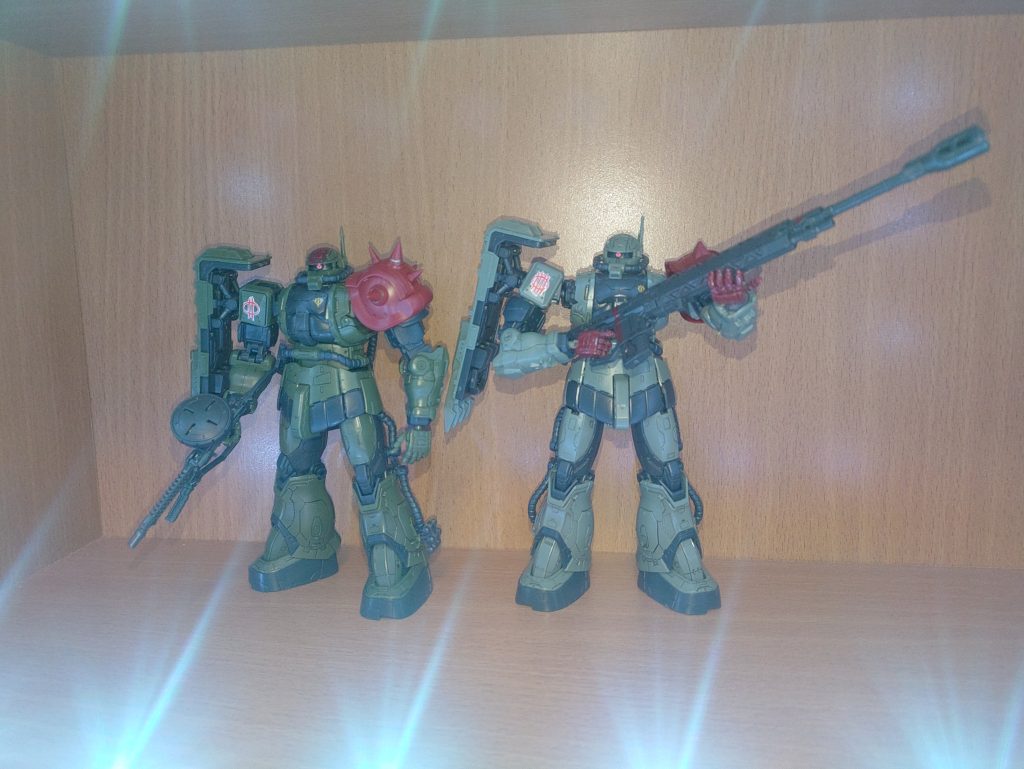 副官のチャブス機と選抜射手のケイル機こちらはこの2機と無識別型ザクソラリ機のパーツとセットでプレバン