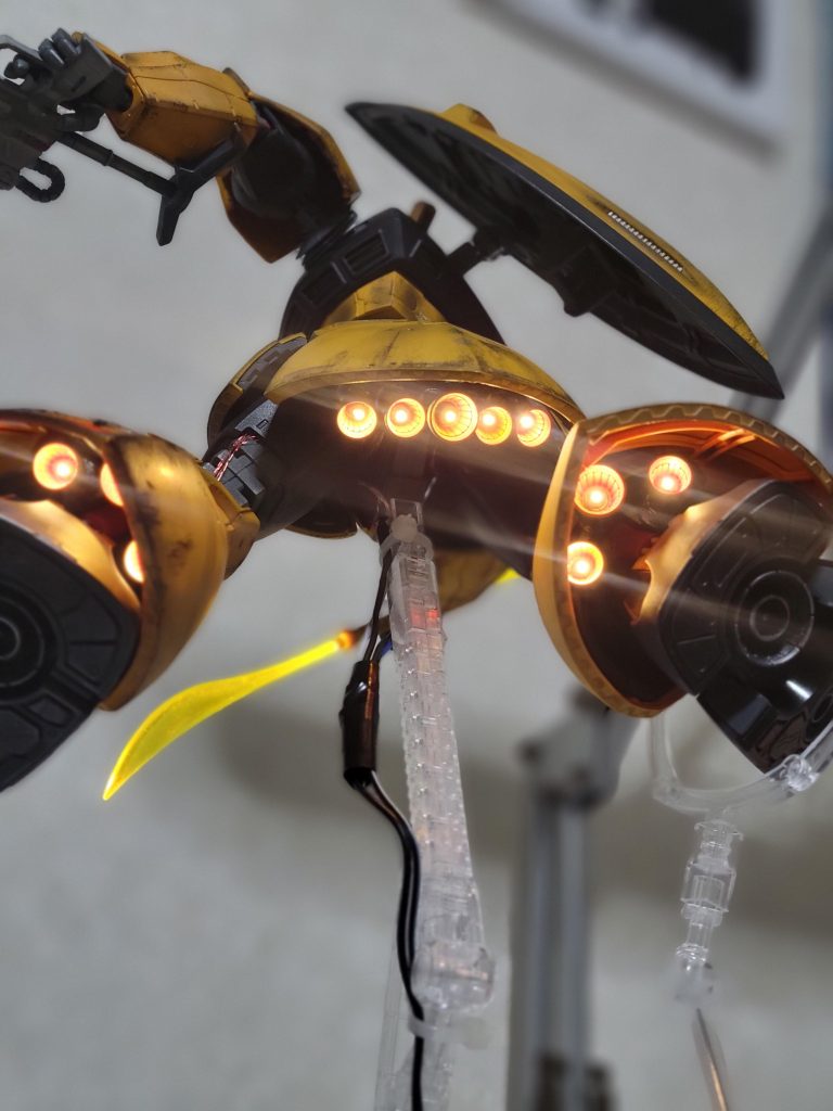 これですよこれ。俺が一番自慢したいのはここです。バーニアのボールジョイントに髪の毛大の銅線を挟み込みました。よくネットでガンプラの電飾を調べると、バーニアの光は青LEDを使ってる人が多いのですが、敢えて電球色にしました。何故かというと、俺をガノタに育て上げてくれたゲーム、PS2「機動戦士ガンダム戦記」の中で、バーニアの炎が連邦機は青色、ジオン機は電球色だったことからです!あとは燃えてる感が欲しかった。