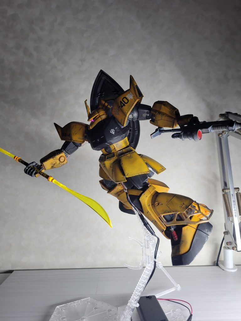 横。塗料はタミヤスプレーのTS-34キャメルイエローと、TS-14ブラック、ガンダムマーカーのレッド。ウェザリングはタミヤの化粧みたいなやつと、Mr.ホビーの水性ウェザリングペイントです。