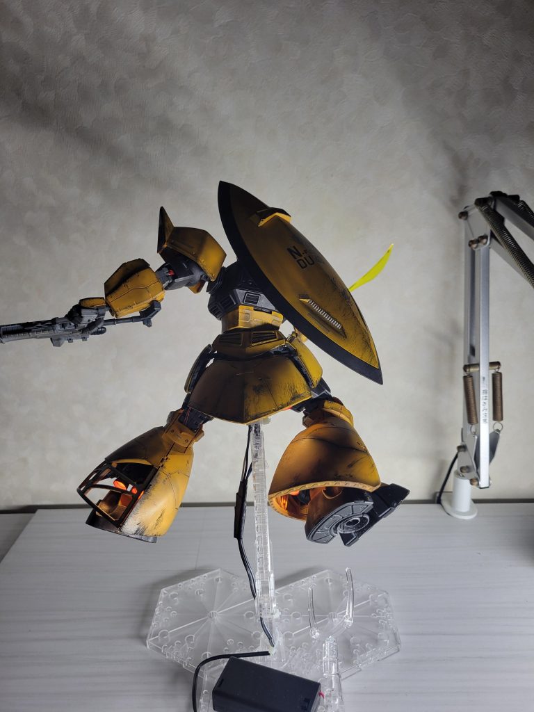 後ろ。おやおや、何やらスカートの裏が光ってますね…