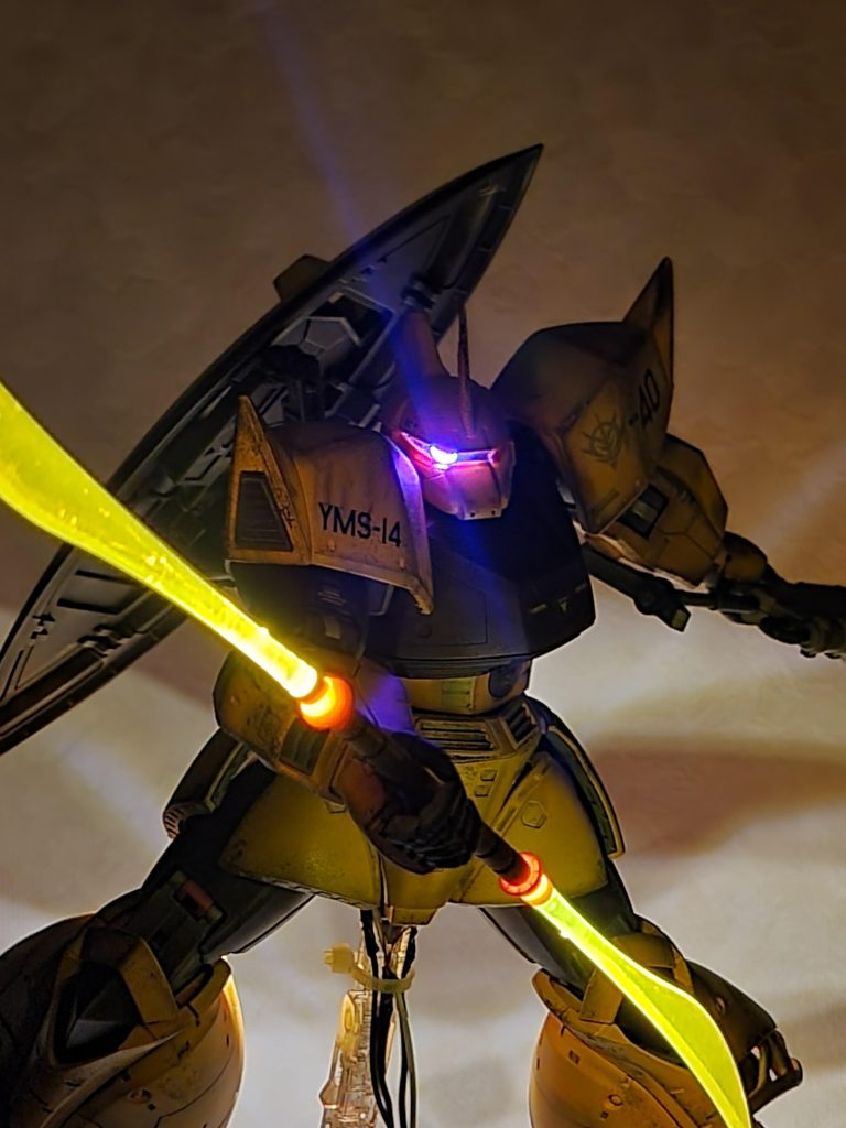 ここからは照明を消してどうぞ。ビーム・ナギナタが光ファイバーのように光ってかっこいい。根元の光漏れを気にしていましたが、赤熱みたいになって結果オーライ。ろうそくみたいできれいだね。配線は右腕の中を通っています。