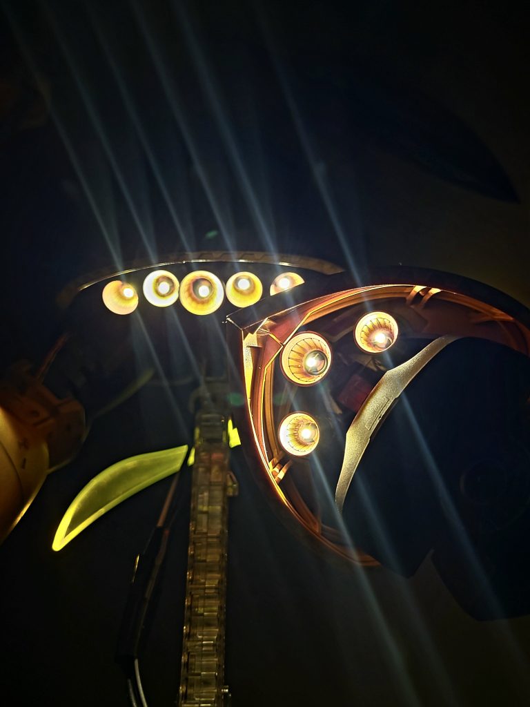 んー。眩しい!!見るな。視線を合わせない方が良い。前述のPS2ガンダム戦記のロード画面に、これと同じ用な構図のドムが出てきてかっこよかったなあ。気になる人は調べてみてください。本当は足裏も光らせたかったのですが、光り方が残念過ぎて断念。