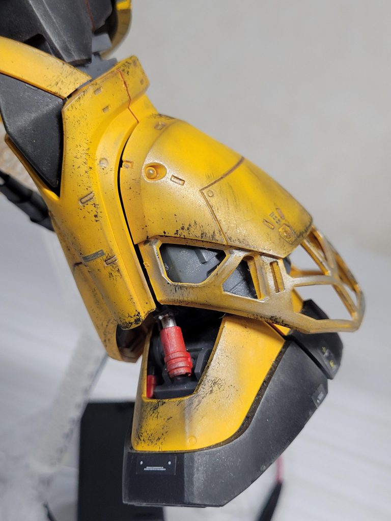 足の装甲を外すと立派なフレームが出てくるので、敢えて外しています。ダメージ感を出したかったので、足の甲のパーツも外して、シリンダーをアピール。