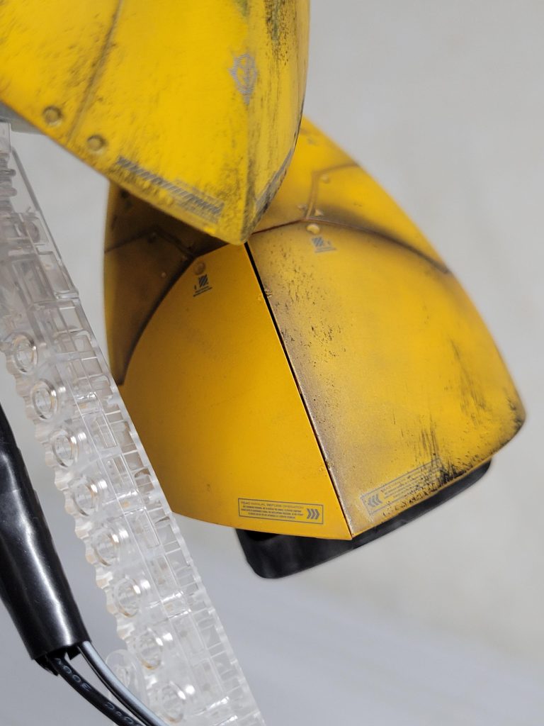 右脚内側の装甲は、敢えてウェザリングをせず、