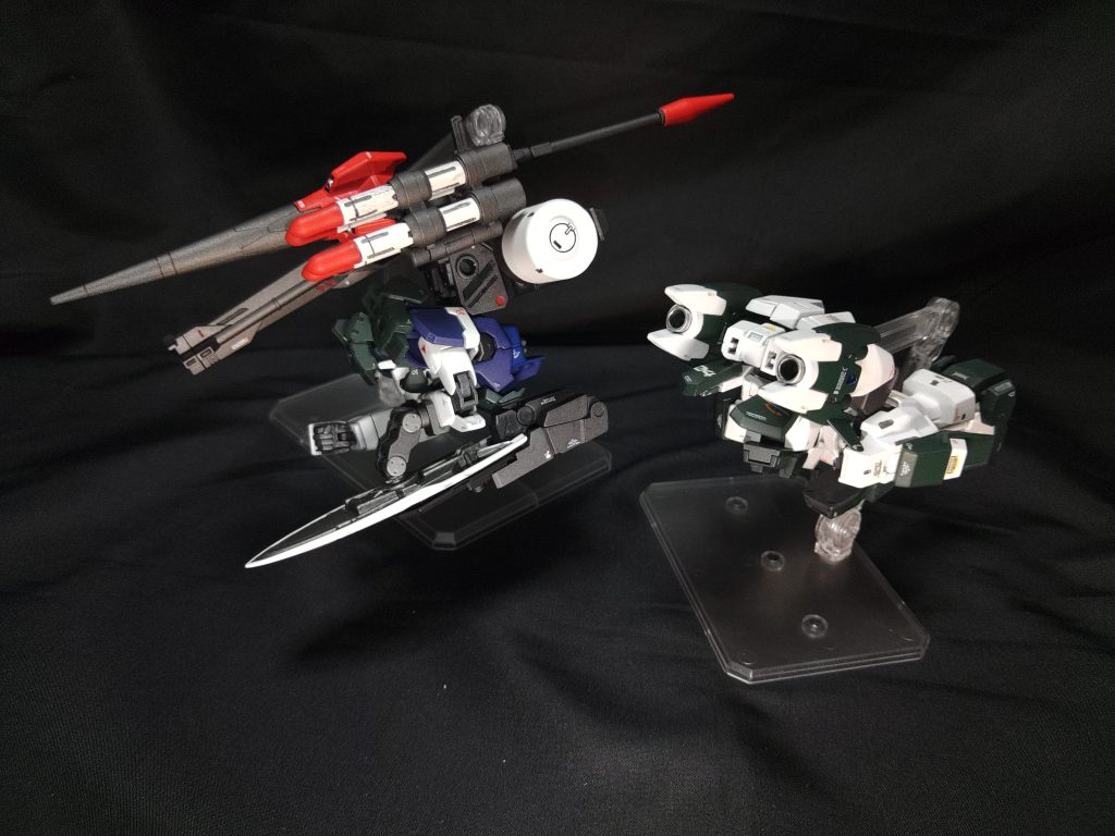 本機もチェストフライヤーからレッグフライヤーに分離が可能で、コクピットはチェストフライヤーにある。また飛行中でも各火器による火力支援が可能である。