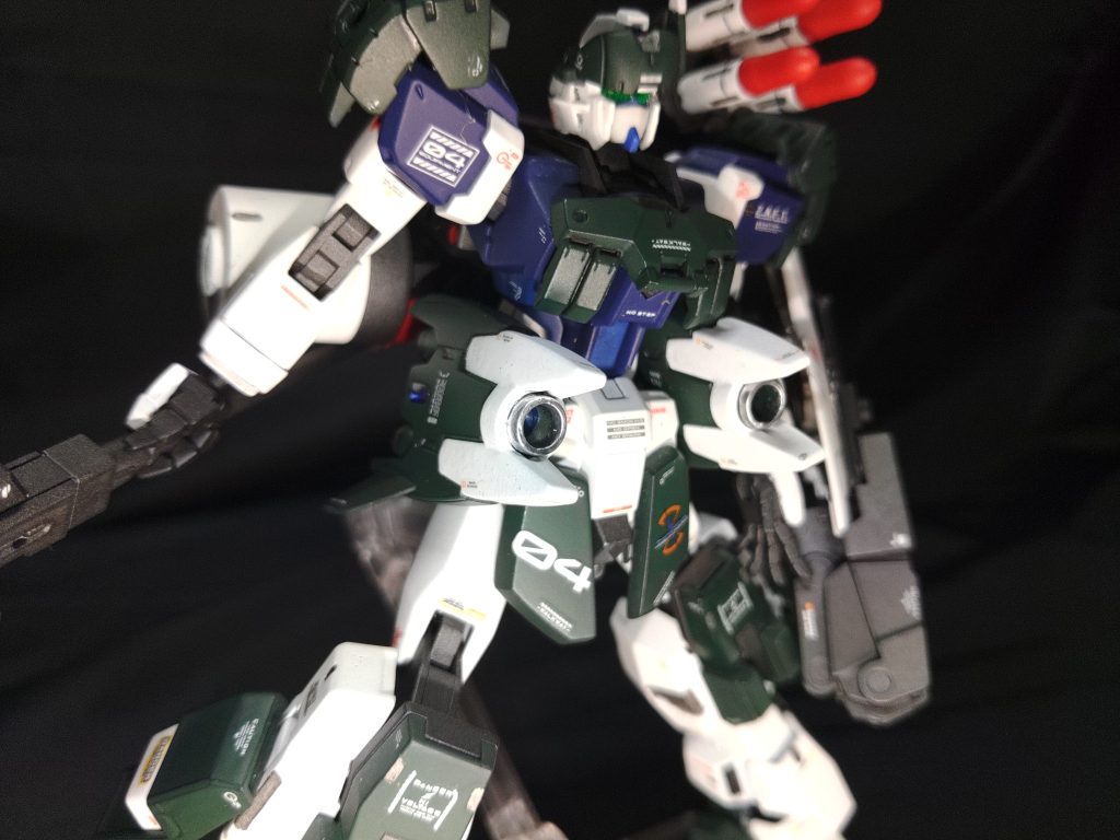 MA-81Rビーム突撃砲カオスに搭載されたいた物と同型だが、砲径が大きくなっており近中距離向けに改良されている。また砲口の反対側にはスラスターがあり、突撃時の加速や急旋回等に使われる。