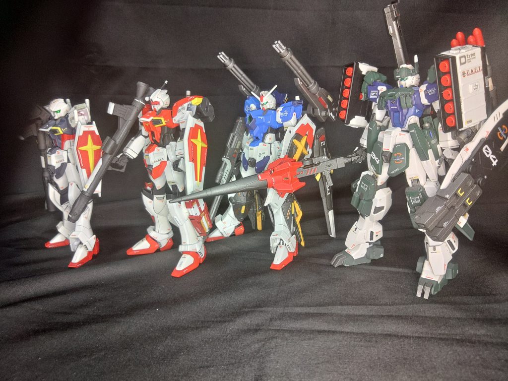 これまでのZラインシリーズ、左からベース、ライト、スタンダード、アサルトシルエットです。アサルトの脚部のベースが違うので若干背丈が高いです。