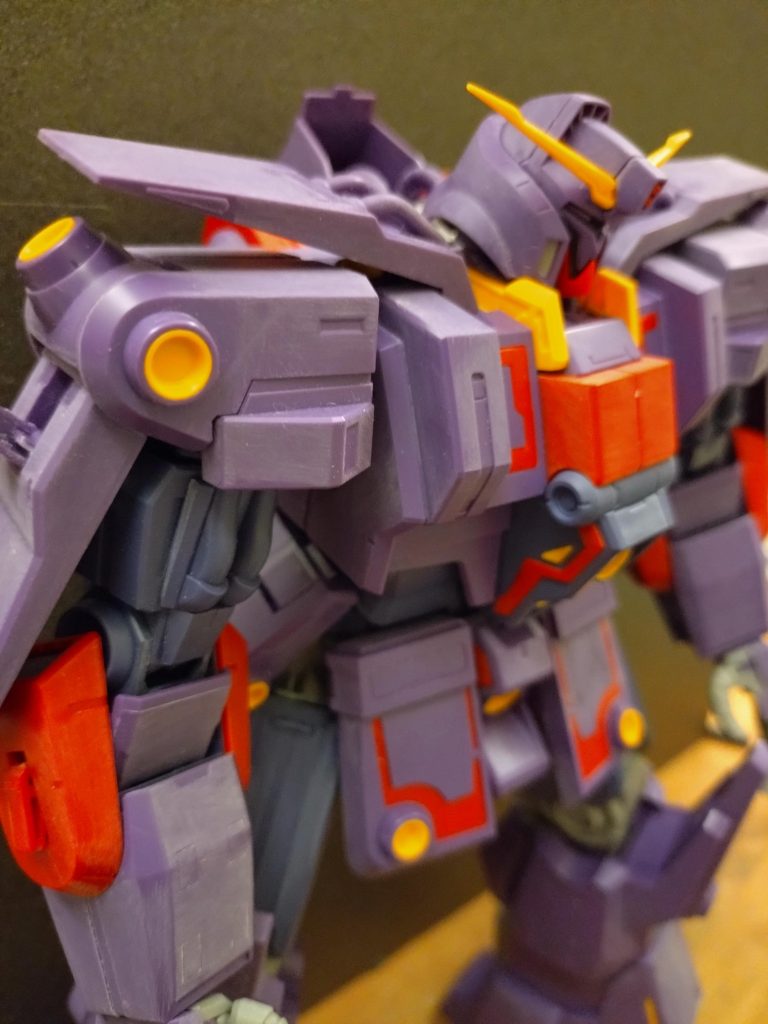 元のサイコガンダムはカラフルでしたが、GQのキモサイコガンダムのトーンの方が「キモさ」が合っていたのでそのカラーを真似してみました。。。しかし、未熟な私にはキモさを再現する能力はなく、単に「大きい紫色のガンダム」になってしまいました…