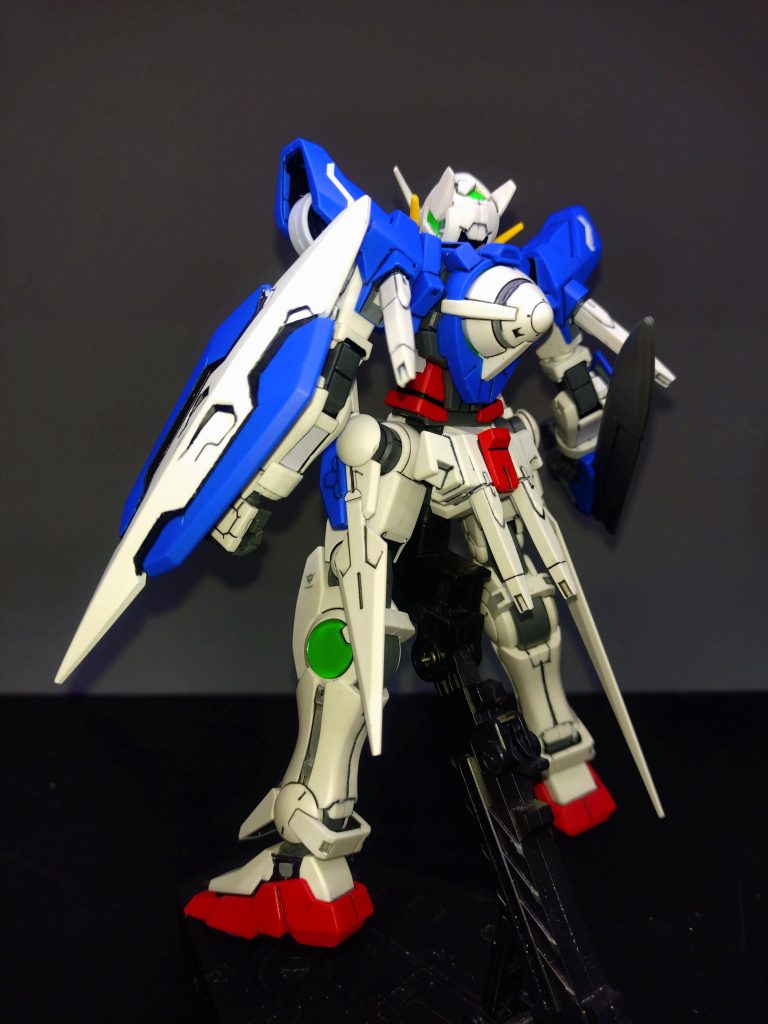 一応、今回のシールはGN粒子通過帯だけにしています。このキットだけでビームサーベル4本と実体剣が3本付いてます。そのせいかポージングの時にあちこち接触します。