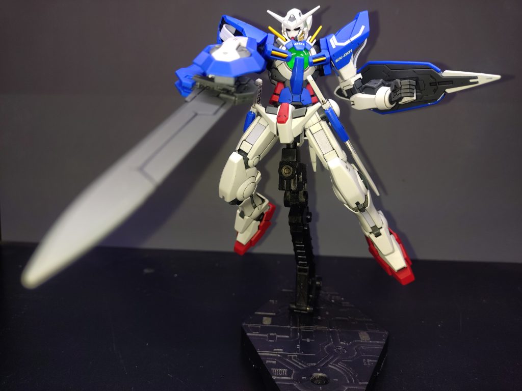 ポージングで困るのは腰のGNソードと肘の部分のポロリが酷いです。肘は大型のシールドや剣が腕に付いているので、ポロポロ落ちます。