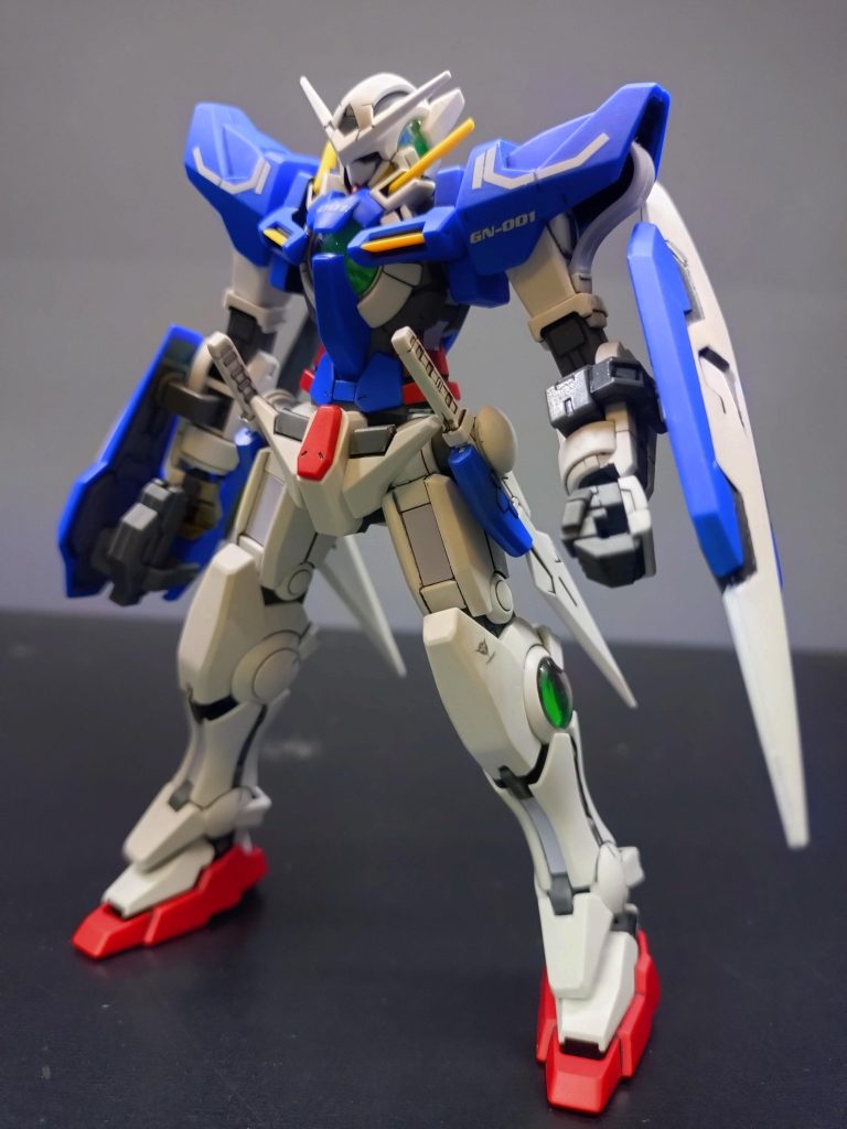 実はエクシアの挑戦は3回目。1回目は同じHGだが、前記のクリアパーツを入れてしまいパーツ破損でやる気が削がれ、ジャンク入りに。2回目はRGを買ったが、RGのストライク、サザビーと同時だった為飽きて他の方にあげちゃいました。3度目の正直で完成しました(笑)