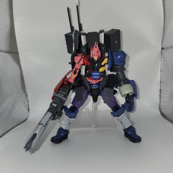 秘かに作ってた赤いフルアーマーガンダム(GQ版)が形になって来ました。元ネタは…赤くて2号機だからね…チャレンジしてる人も多いけどメカデザインの時点で１回はこれ系のネタやってみたかったのよね…（2枚目）