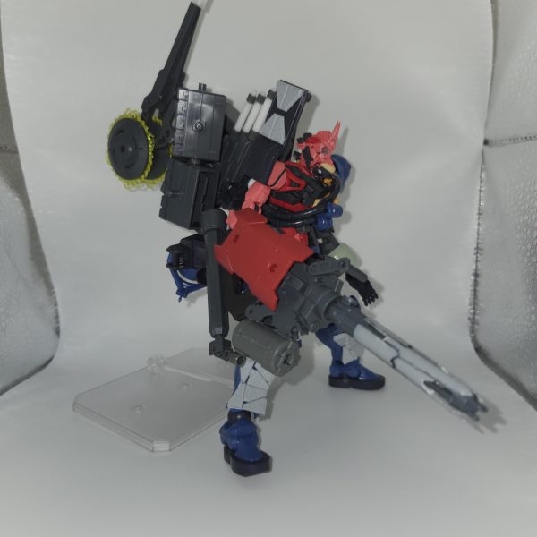 秘かに作ってた赤いフルアーマーガンダム(GQ版)が形になって来ました。元ネタは…赤くて2号機だからね…チャレンジしてる人も多いけどメカデザインの時点で１回はこれ系のネタやってみたかったのよね…（3枚目）