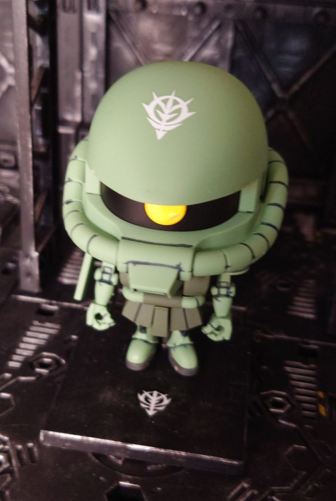 台座は黒く塗り、銀でドライブラシ ジオンの精神を体現させるべく、至る所にジオン国章貼りました