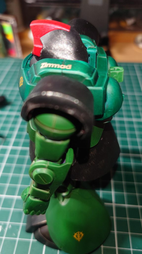 左上部から ツィマッドのデカール貼ってます