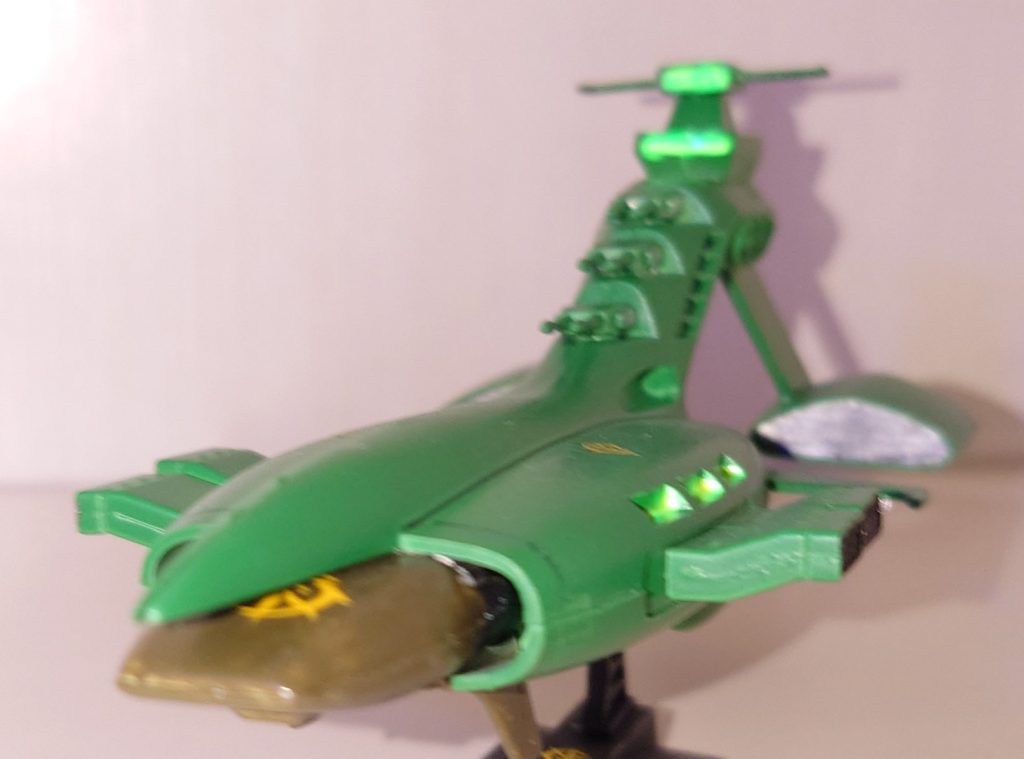 全塗装してます　艦体はグリーン　コムサイはオリーブドラブ　デカール貼ってつや消しトップコートかけてます　艦橋の窓は蛍光イエロー　