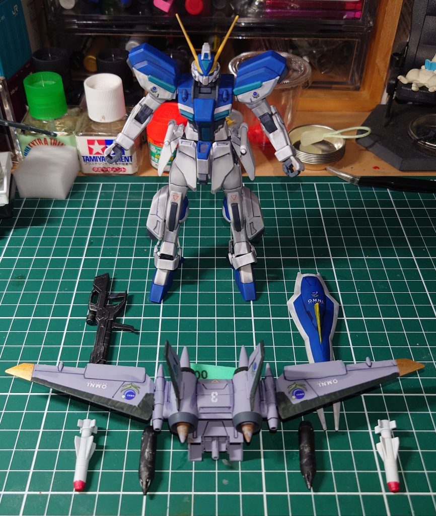 成形色を活かして、部分塗装・ﾃﾞｶｰﾙ貼り・つや消しトップコート・ウエザリング・つや消しトップコートが、行程です　ジェットストライカーパックは軍用機をイメージして、ﾃﾞｶｰﾙ多目に裏表貼ってます　今まで連合機体は組まなかったせいか余ってました　ミサイルの塗装がよくわからないので、白サフして、尖端のみ赤くしました