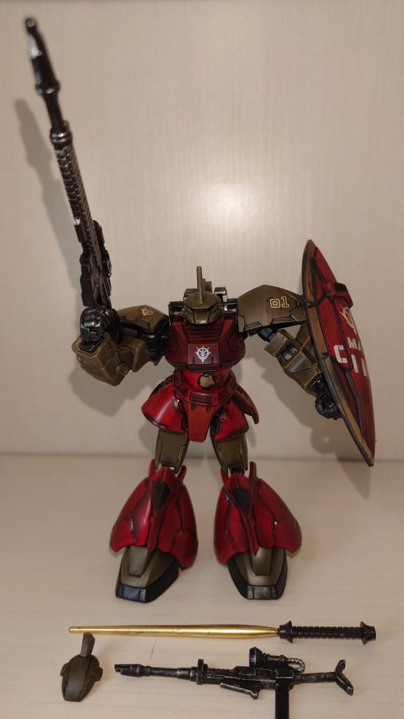 シーマ・ガラハウの登場機としてゲルググマリーネが有名ですが、その前に乗っていた機体は何だろう?というのが今回の機体 「シーマ・ガラハウ専用高機動型ゲルググ」 お馴染みGフレームFAのリアルタイプゲルググを全塗装しました 胴や脚はモンザレッド 頭部・腕・腿・脚甲はグリーン デカール、ウエザリング、つや消しトップコートの簡単仕上げ 湿度高いので、塗膜が部分的にイマイチでしたが、ウエザリングで隠しました 笑
