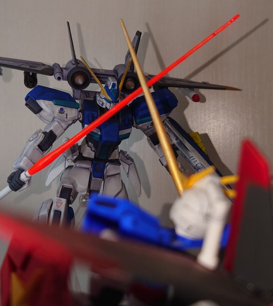 2機はビームサーベルで鍔迫り合いを演じながら徐々に高度を落としていた