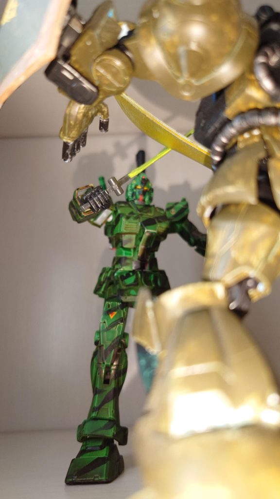 　両機は一旦間合いをとり、再び互いに突っ込んで行った…が…