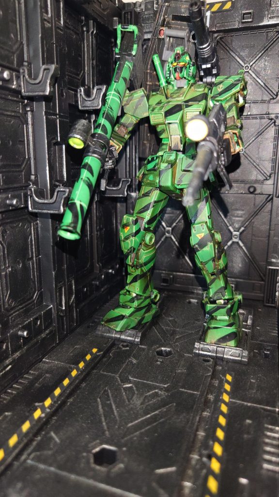 　はい、という訳で宿題をひとつ片付けました　密林戦仕様のグフ、ｶﾞﾝﾀﾞﾑｺﾏﾝﾄﾞｰが出来た時から両者を対決させたかったんですよね　もっと撮影技術や編集スキルあれば射撃戦も織り交ぜたかったですが、シンプルに肉弾戦（？）で決着させました　グフのパイロット？　特に設定はしてませんが、どこかのベ◯ットさんにクリソツかもしれません　同じ内容を後日、ビルダーズノートにも投稿します　さすがにこの内容をこのままやる気力は残っておりません　明日は仕事だしね　　最後まで読んでくれてありがとうございます　　ではまたね！