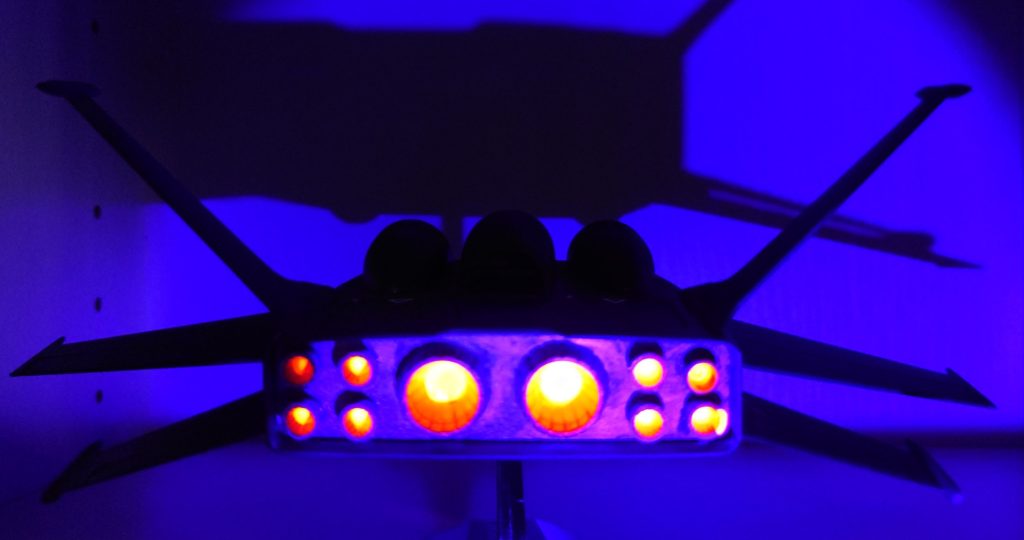 蛍光オレンジ塗りました　uvライトで光りますよ