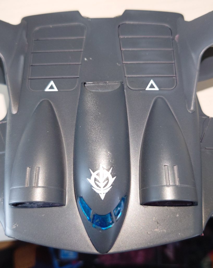 上から　ジオン国章とMSが載る所に△ﾃﾞｶｰﾙ貼ってます