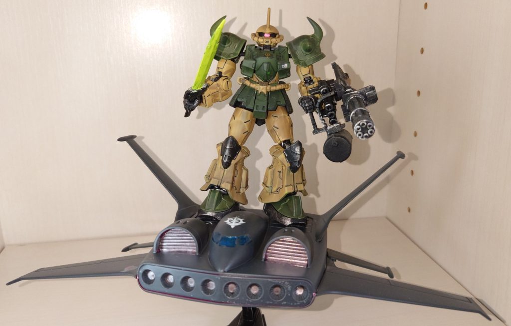 GフレームFAが意外にジャストフィットな大きさ　台座が貧弱なので何か改善したいですね　HGサイズを載せるには、必須です