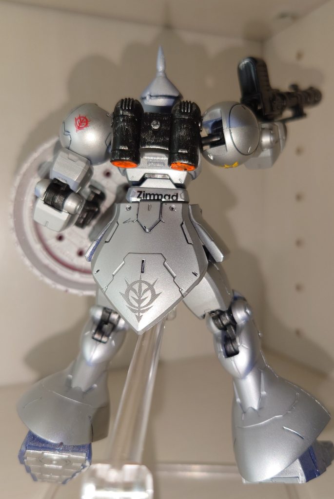 漢(おとこ)は背中で魅せる!! スカートにジオン国章、腰にツィマッド社のデカール貼ってます