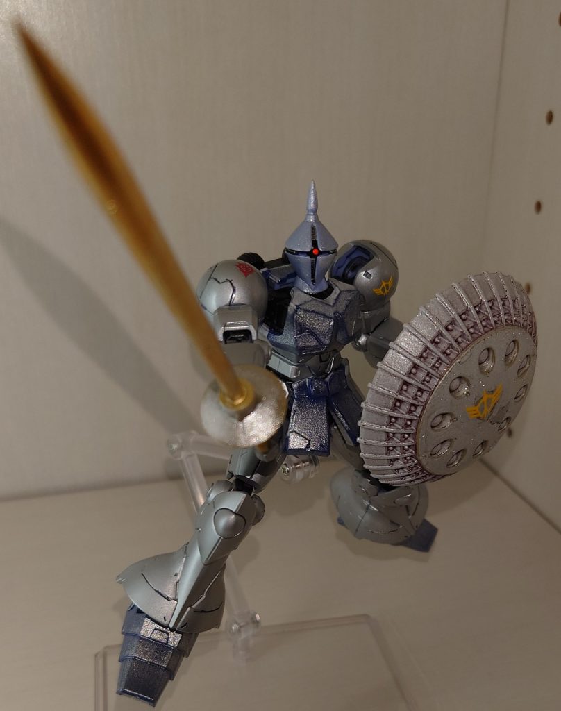 ギャンはマ・クベのイメージが強くて、子供には分かりませんでしたが、今見ると騎士然として実にカッコいい! え? 顔が青っぽい? 君のような勘のいい人は困るね 白状すると、下地塗装を面倒臭がって直に銀色塗って、光沢トップコートかけたら、部分的に下の青が透けて見える…ま!これも味わいである 侘び寂びですよ(便利な概念だ…)