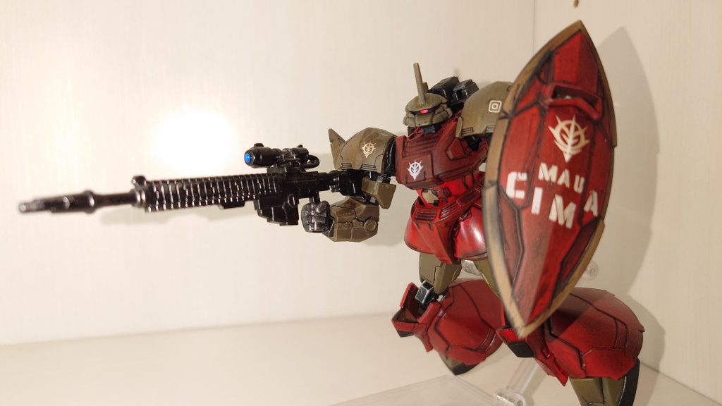 ガンプラデジタルパッケージで遊んでみました　我ながら、色味と汚しが上手くいってお気に入りです　実は製作時に最初はまっていたフレームが腰でねじ切れたので、予備のフレームを使っています　パーソナルマークも欲しいですが、設定ないのかな？　「MAU CIMA」は0083の画像から見つけて、ステンシルアルファベットのデカールを組み合わせて貼りました　苦戦しましたが、上手くいったと自賛