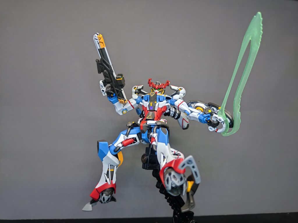 ビームソード(サーベル?)も今までに見た事無い形をしてると思うのですが、似たのは有りましたっけ?^^;足の形もアニメでは良く分かりませんでしたが、作って初めて構造を理解しました。