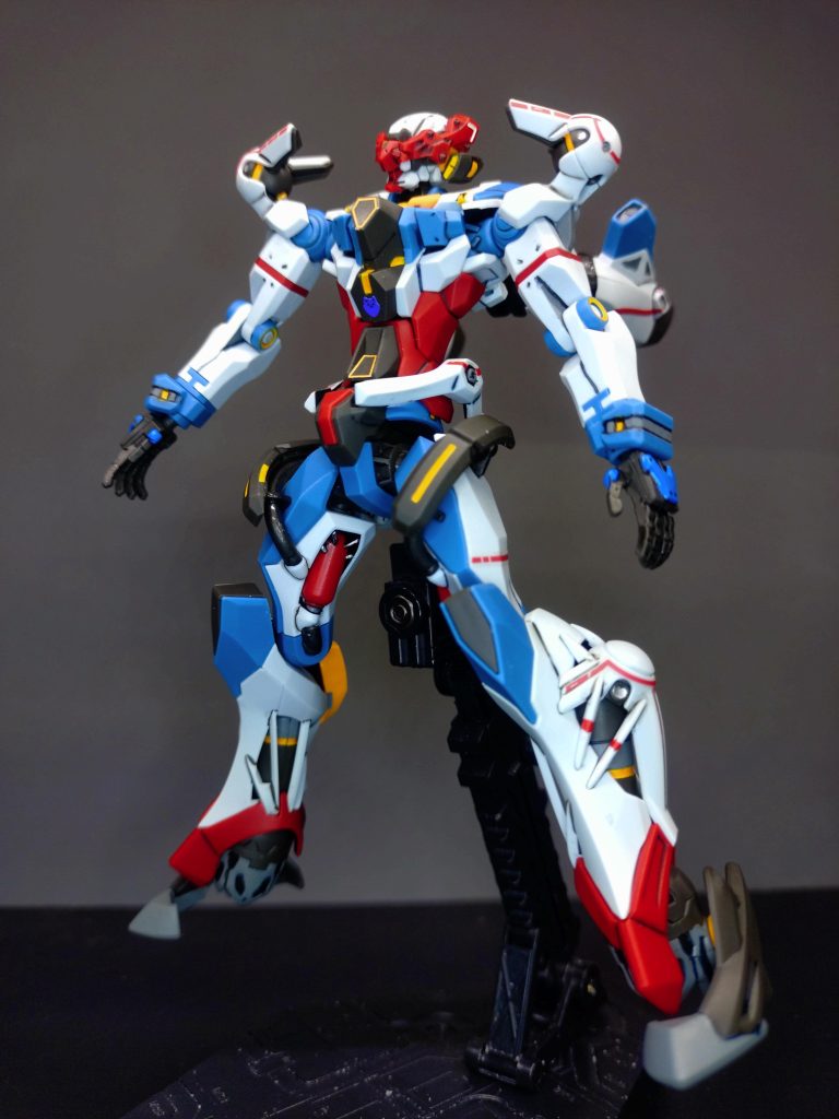 展開する前の頭部や平手も付いています。これはこれで良い感じです。パーツも大方は色塗り不要の出来です。普通のHGならそれだけで終わってる位パーツの色分け凄い。ただ設定が異常なんよ…