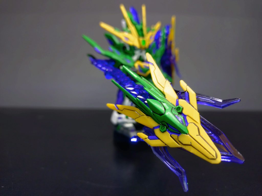 ドラゴンファング。ギミックはそのまま。金色の部分は成形色のまま。設定画よりも全体的に紫の部分を増やしています。
