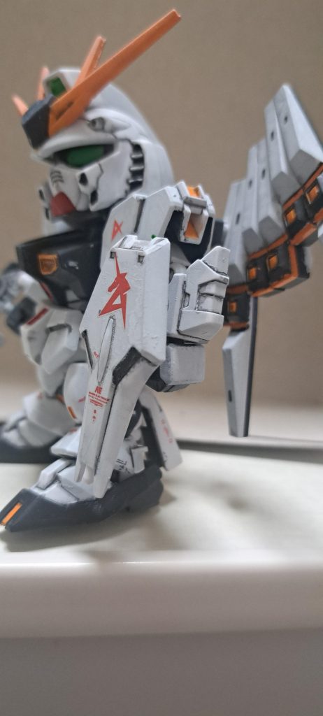 汚れ、はみ出しの処理が甘かった。今回もご覧頂きありがとうございました。ちなみにうちの嫁はサザビーとνガンダムならνガンダムがカッコいいと言ってくれました。塗るなら開けてよが嫁の口ぐせ。欲しいキットは沢山あるのに手軽にお手頃に手に入るSD。次はまたSDかはたまたHG買ってもらうか。ご機嫌取りがんばります。ありがとうございました。