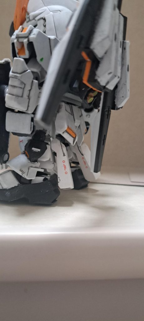 スネの大きな肉抜きは埋めずにプラ板貼ってフィンをジャンク部品をちょっとカットして接着したのみ。悪質リフォーム並みの処理。