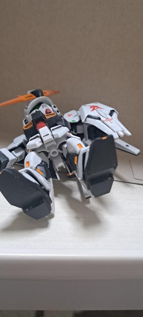 足裏はプラ板を切って貼って塗っただけの処理。